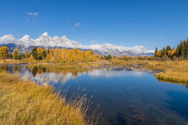 Tetons 'da manzaralı bir sonbahar yansıması manzarası