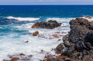 okyanus dalgalar çökmesini kayalık Maui sahil