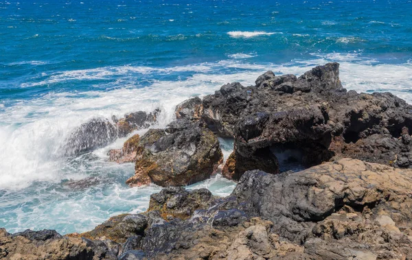 Ωκεάνια Κύματα Συντρίβεται Στη Βραχώδη Ακτή Του Maui — Φωτογραφία Αρχείου