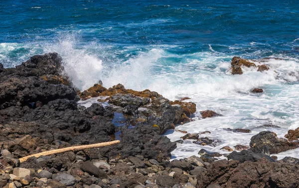 Olas Del Océano Rompiendo Costa Rocosa Maui —  Fotos de Stock