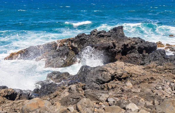 Okyanus Dalgalar Çökmesini Kayalık Maui Sahil — Stok fotoğraf