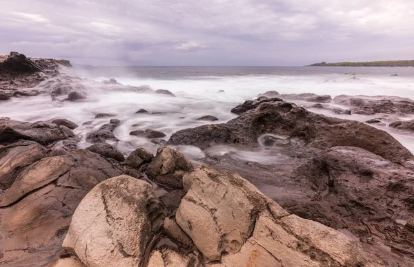 Океанських Хвиль Врізатися Скелястому Узбережжі Мауї — стокове фото