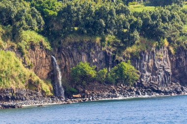 Hana yakınındaki manzaralı engebeli Maui kıyı şeridi