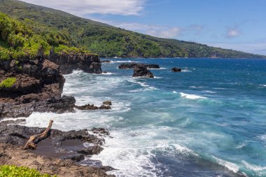 Hana yakınındaki manzaralı engebeli Maui kıyı şeridi