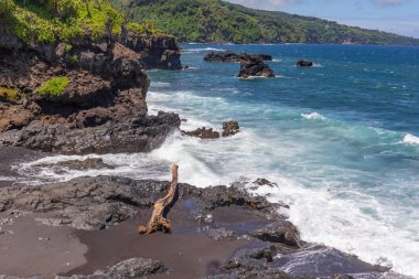 Hana yakınındaki manzaralı engebeli Maui kıyı şeridi