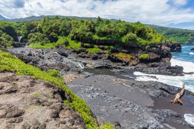 Hana yakınındaki manzaralı engebeli Maui kıyı şeridi