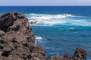 Hana yakınındaki manzaralı engebeli Maui kıyı şeridi