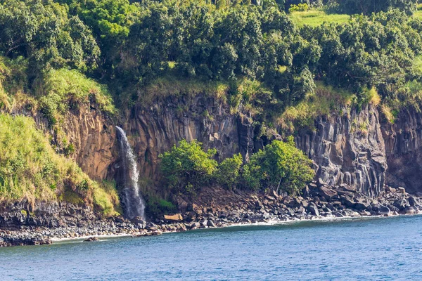 ハナの近く風光明媚な頑丈なマウイ島の海岸線 — ストック写真