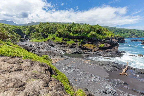 Hana yakınındaki manzaralı engebeli Maui kıyı şeridi