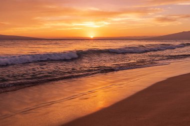 güzel bir gün batımı bir maui Beach