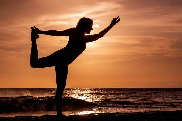 Gün Batımında Maui Sahilinde Yoga Yapan Bir Kadın — Stok fotoğraf