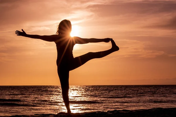 Una Mujer Practicando Yoga Una Playa Maui Atardecer —  Fotos de Stock