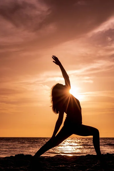 Kobieta Ćwicząca Jogę Plaży Maui Zachodzie Słońca — Zdjęcie stockowe