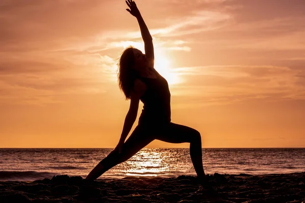 Una Mujer Practicando Yoga Una Playa Maui Atardecer —  Fotos de Stock