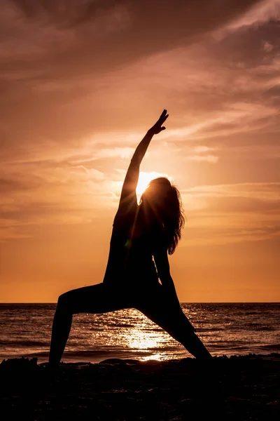 Una Mujer Practicando Yoga Una Playa Maui Atardecer —  Fotos de Stock