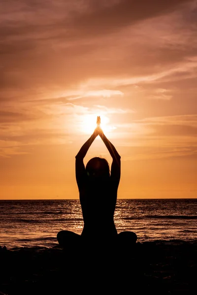 Kvinna Som Utövar Yoga Maui Strand Vid Solnedgången — Stockfoto