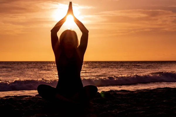 Una Mujer Practicando Yoga Una Playa Maui Atardecer —  Fotos de Stock