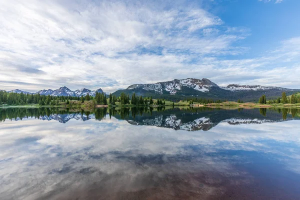 Colorado dağ Gölü manzaralı doğarken
