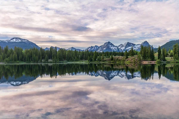 Colorado dağ Gölü manzaralı doğarken