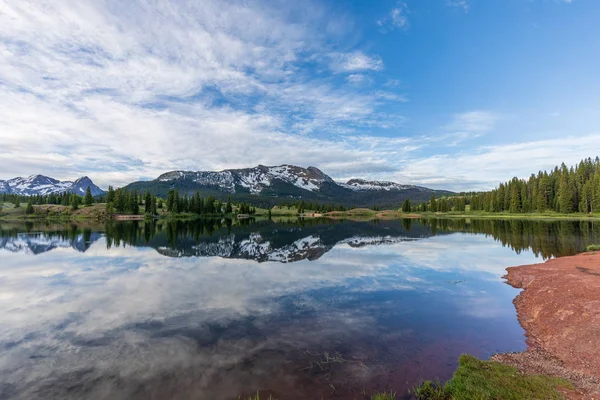 Colorado dağ Gölü manzaralı doğarken