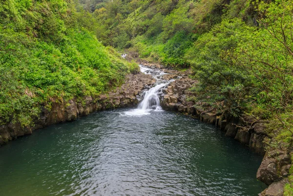 Ein Malerischer Wasserfall Der Nähe Von Hana Maui — Stockfoto