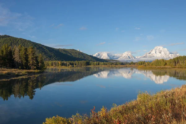 Een Weerspiegeling Van Het Schilderachtige Landschap Van Tetons Vroege Herfst — Stockfoto