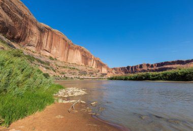 Moab Utah yakınındaki Colorado Nehri boyunca doğal peyzaj