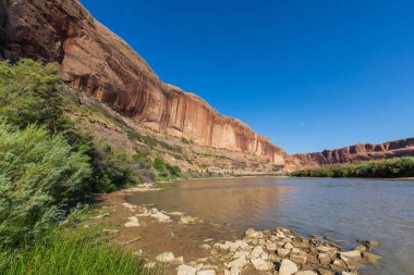 Moab Utah yakınındaki Colorado Nehri boyunca doğal peyzaj