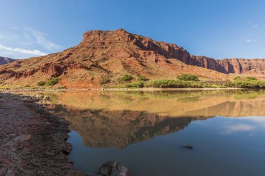 Moab Utah yakınındaki Colorado Nehri boyunca doğal peyzaj