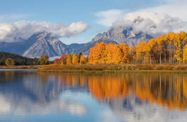 sonbaharda Tetons bir doğal yansıma manzara