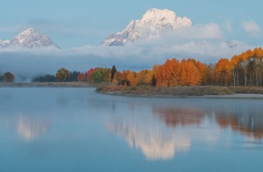 Tetons bir doğal sonbahar gündoğumu yansıması