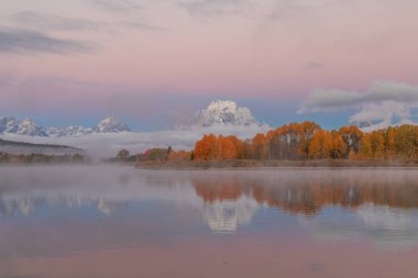 Tetons bir doğal sonbahar gündoğumu yansıması