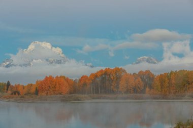 Tetons bir doğal sonbahar gündoğumu yansıması