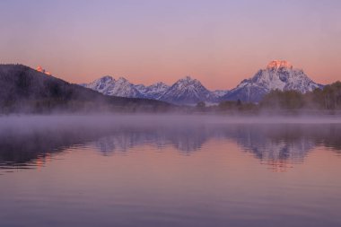 Tetons doğal gündoğumu yansımasıdır oxbow üzerinden sonbaharda viraj