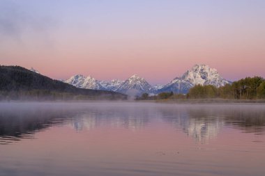Tetons doğal gündoğumu yansımasıdır oxbow üzerinden sonbaharda viraj