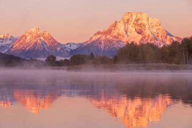 Tetons doğal gündoğumu yansımasıdır oxbow üzerinden sonbaharda viraj