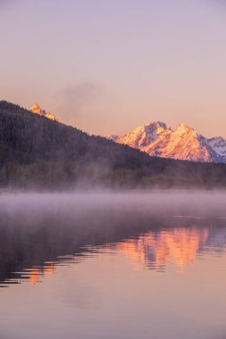 Tetons doğal gündoğumu yansımasıdır oxbow üzerinden sonbaharda viraj