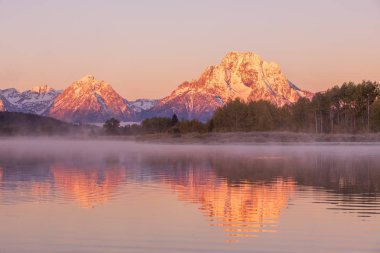 Tetons doğal gündoğumu yansımasıdır oxbow üzerinden sonbaharda viraj