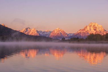 Tetons doğal gündoğumu yansımasıdır oxbow üzerinden sonbaharda viraj