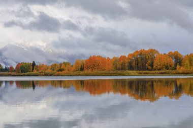 Sonbaharda Tetons 'da manzaranın yansıması.