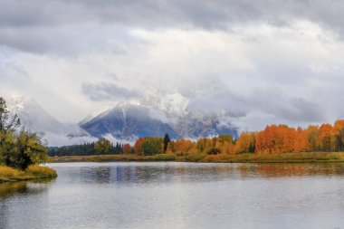 Sonbaharda Tetons 'da manzaranın yansıması.