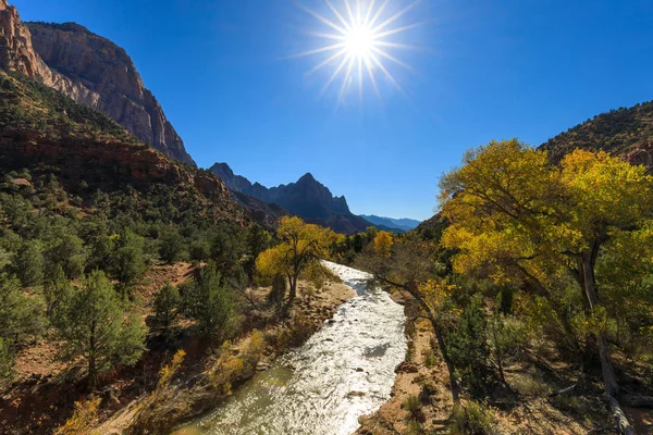 Virgin Rzeki Płynące Kierunku Stróż Zion Utah Jesienią — Zdjęcie stockowe