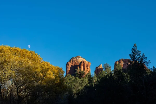 Moon Rising Scenic Cathedral Rock Sedona Arizona Fall — стоковое фото