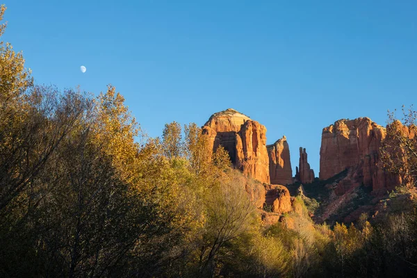 Luna Che Sorge Sulla Roccia Scenica Cattedrale Sedona Arizona Autunno — Foto Stock