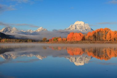 sonbaharda Tetons bir doğal yansıma manzara