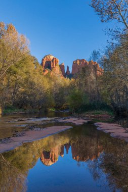 Katedral manzaralı bir yansımasıdır Sedona Arizona sonbaharda kayalar.