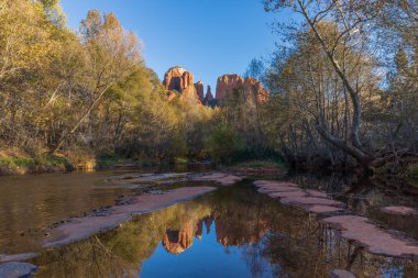 Katedral manzaralı bir yansımasıdır Sedona Arizona sonbaharda kayalar.
