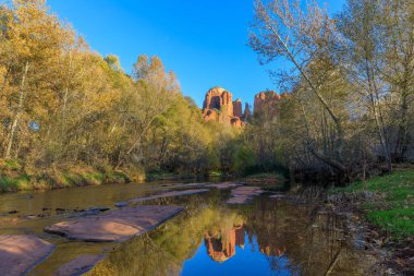 Katedral manzaralı bir yansımasıdır Sedona Arizona sonbaharda kayalar.