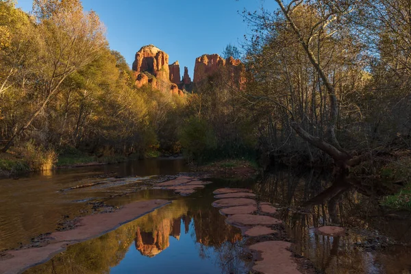 Suggestivo Riflesso Delle Rocce Cattedrale Sedona Arizona Autunno — Foto Stock