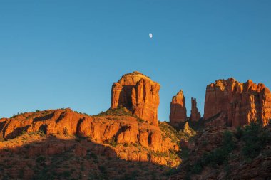dolunay Katedrali üzerinde yükselen Sedona Arizona sonbaharda kayalar.
